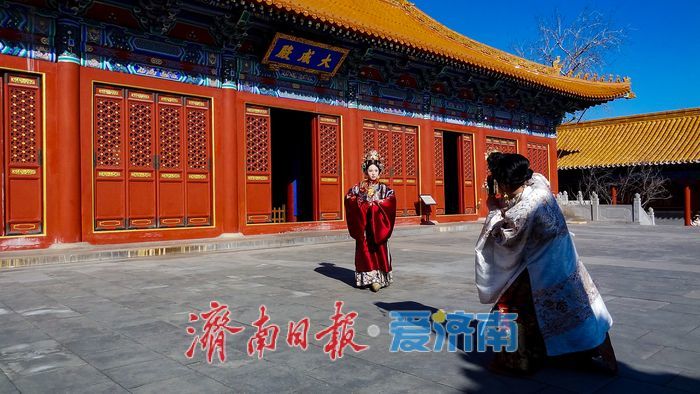 红墙金瓦映华裳！济南府学文庙上演冬日汉服打卡文化热潮