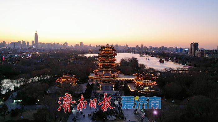 寒冬夜难挡打卡热，大明湖超然楼亮灯温暖泉城