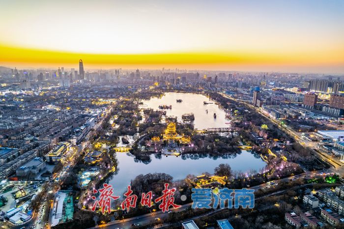 寒冬夜难挡打卡热，大明湖超然楼亮灯温暖泉城