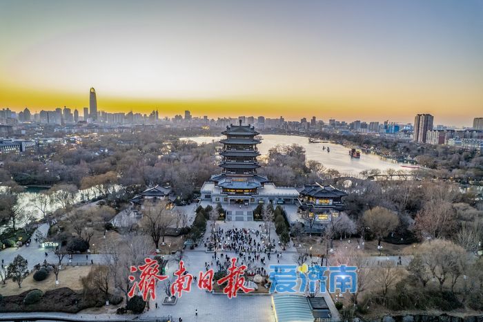 寒冬夜难挡打卡热，大明湖超然楼亮灯温暖泉城