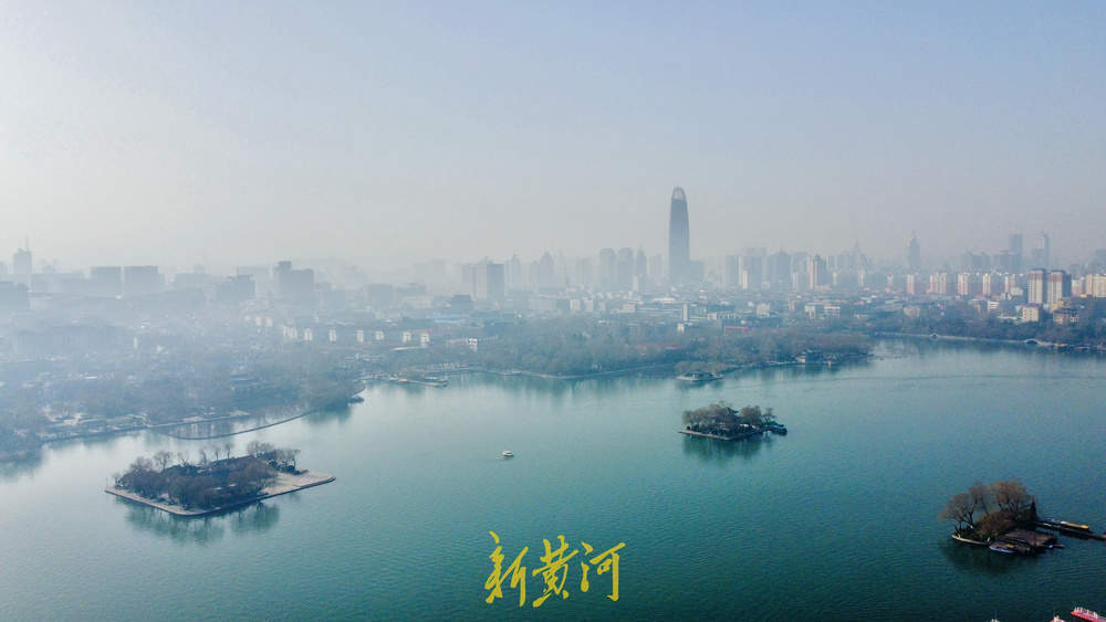 “三九”暖如春 济南大明湖呈现天青色诗画美景