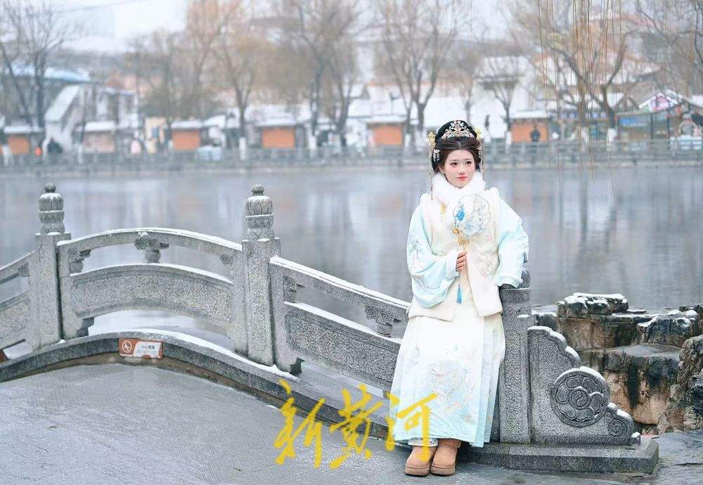 汉服姑娘扮靓雪中济南明府城