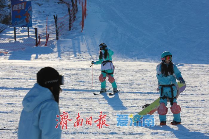 冰雪运动掀热潮！济南雪野滑雪场人气爆棚