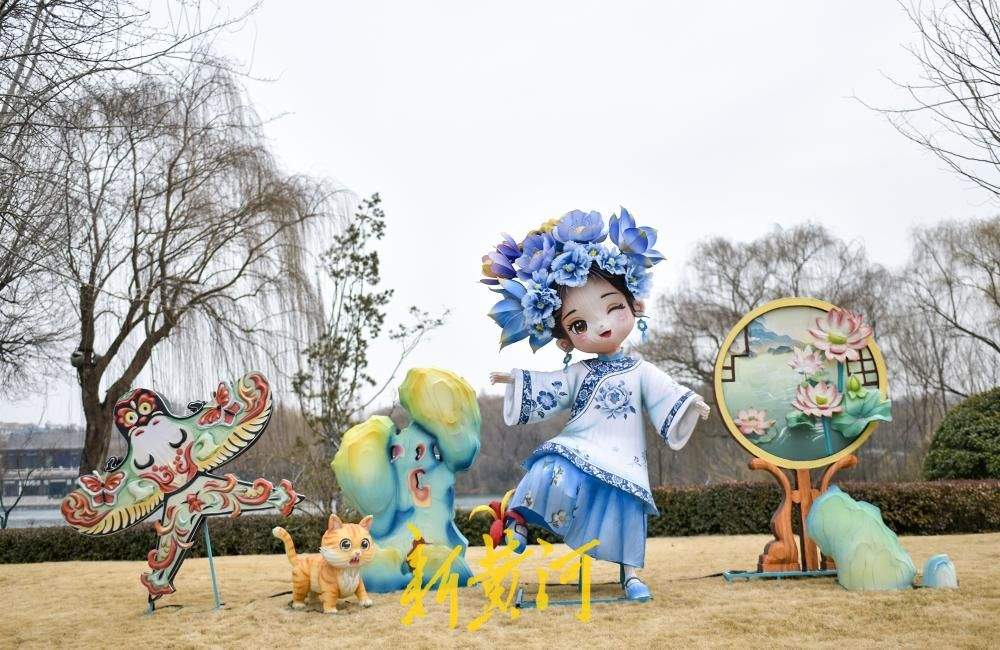 新版济南“明湖雨荷”灯组亮相超然楼畔