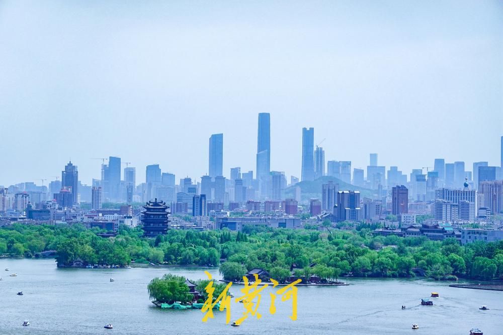 春末迎“醉美”蓝天白云 俯瞰泉城山湖城高“颜值”