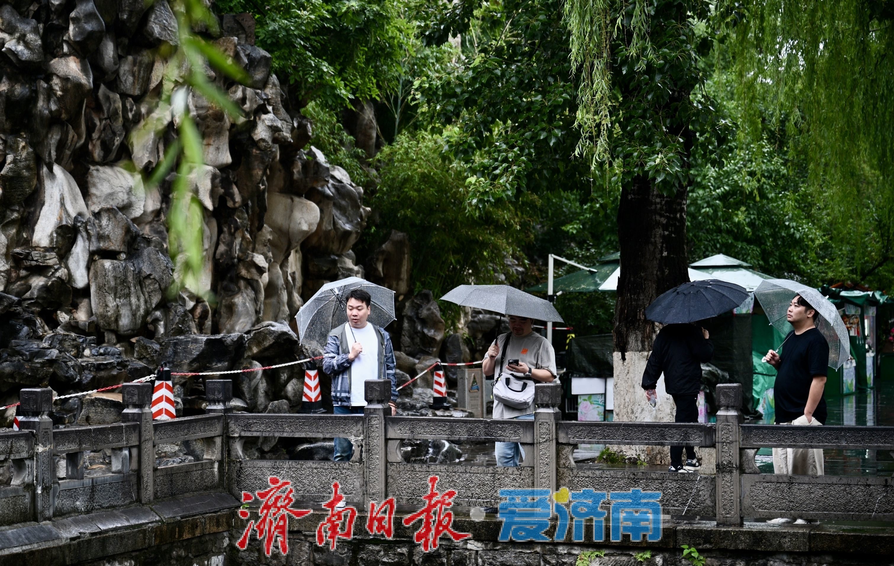 雨中观泉别样美！黑虎泉水位抬升，环城画廊如诗