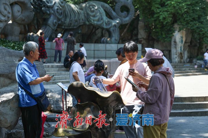 高温天畅享甘冽清泉！黑虎泉直饮点成泉城夏日特色风景