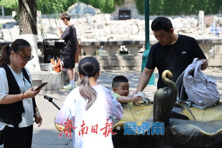 高温天畅享甘冽清泉！黑虎泉直饮点成泉城夏日特色风景