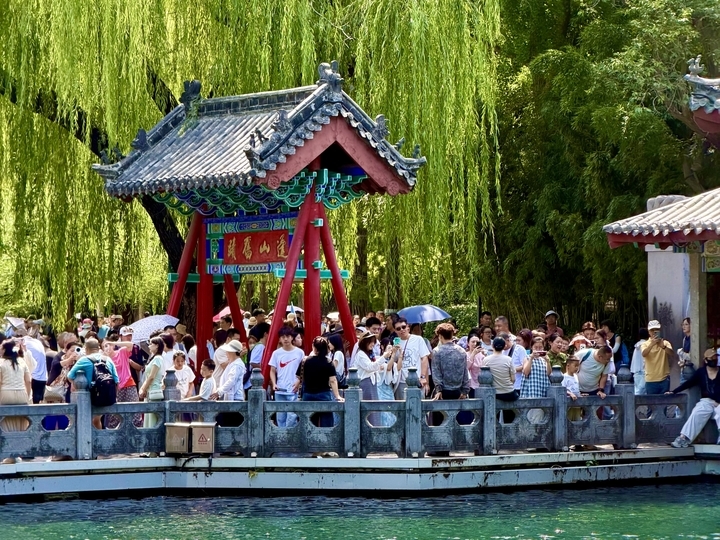 盛夏泉涌引客来 趵突泉景区开启暑期旅游热潮