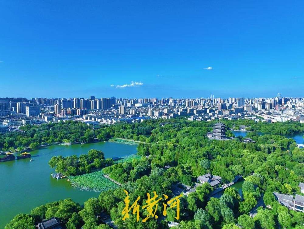高温天遇泉城蓝，大明湖水天一色尽显明湖风华