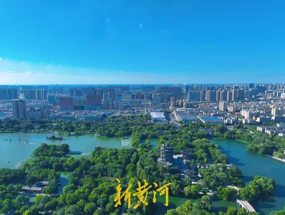 高温天遇泉城蓝，大明湖水天一色尽显明湖风华
