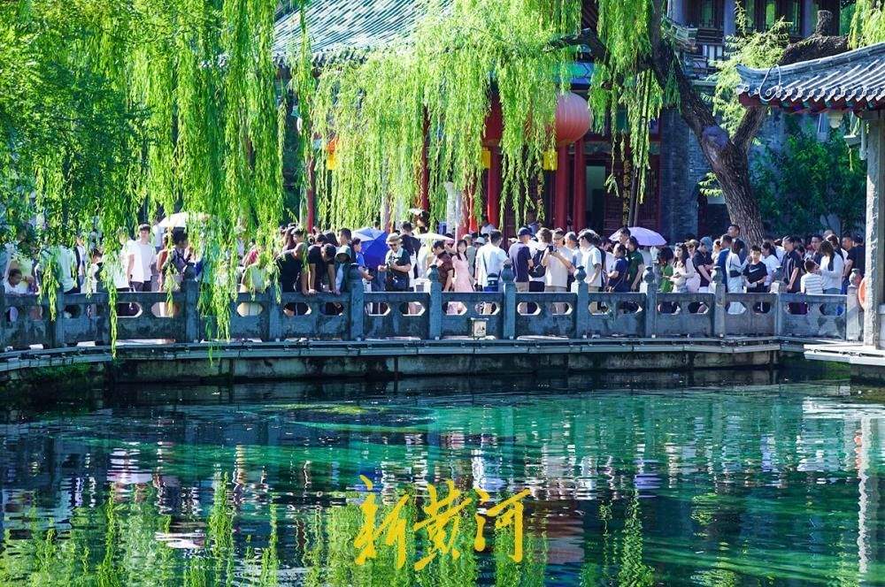 泉水汩汩迎秋客,济南趵突泉迎来错峰赏泉潮