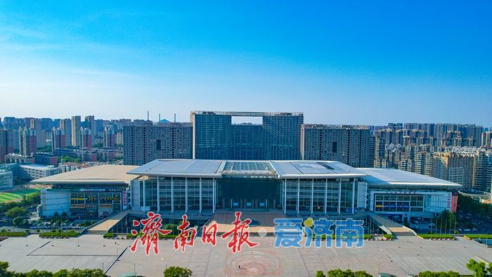 秋高气爽景致佳 澄澈蓝天扮靓济南东部城区