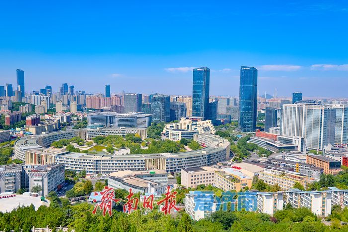 秋高气爽景致佳 澄澈蓝天扮靓济南东部城区