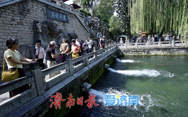 黑虎泉畔秋意浓，游客打卡络绎不绝