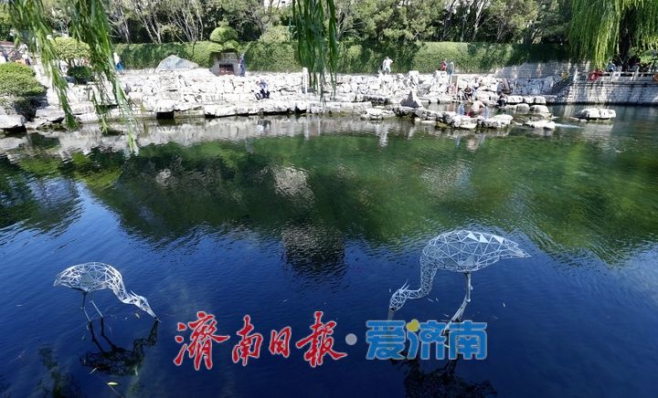 黑虎泉畔秋意浓，游客打卡络绎不绝
