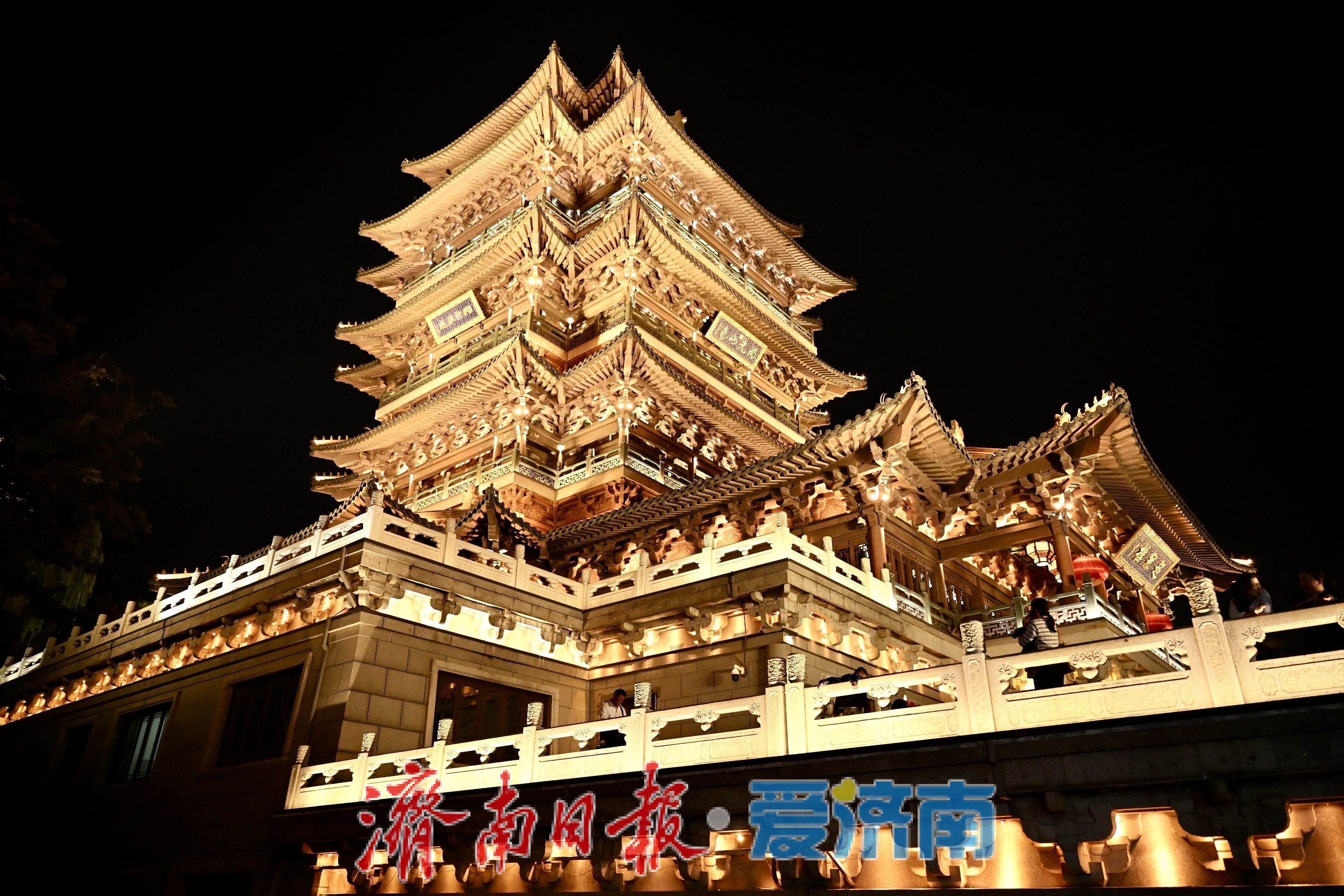 秋夜灯火映明湖 大明湖夜游热度不减