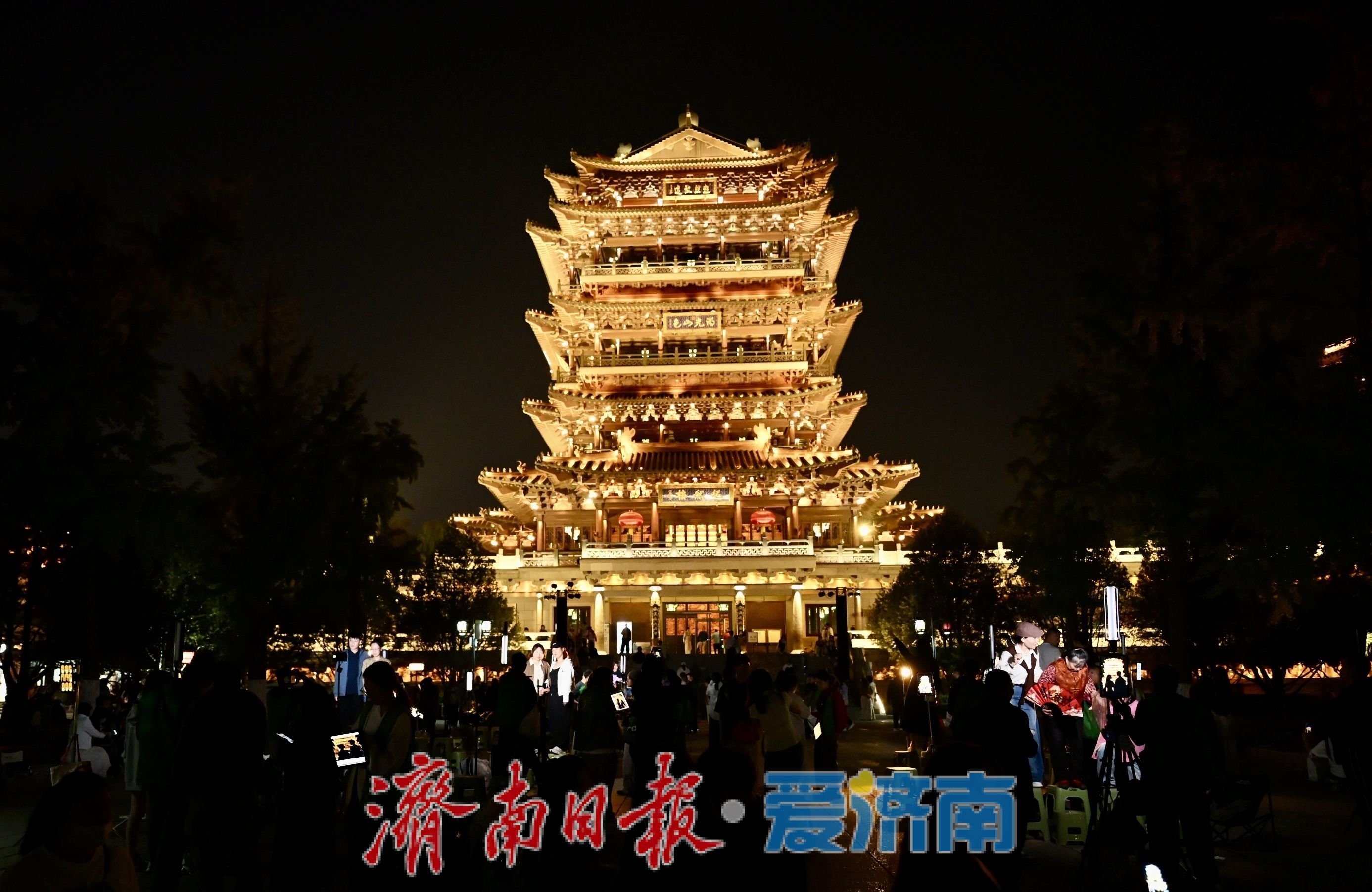 秋夜灯火映明湖 大明湖夜游热度不减