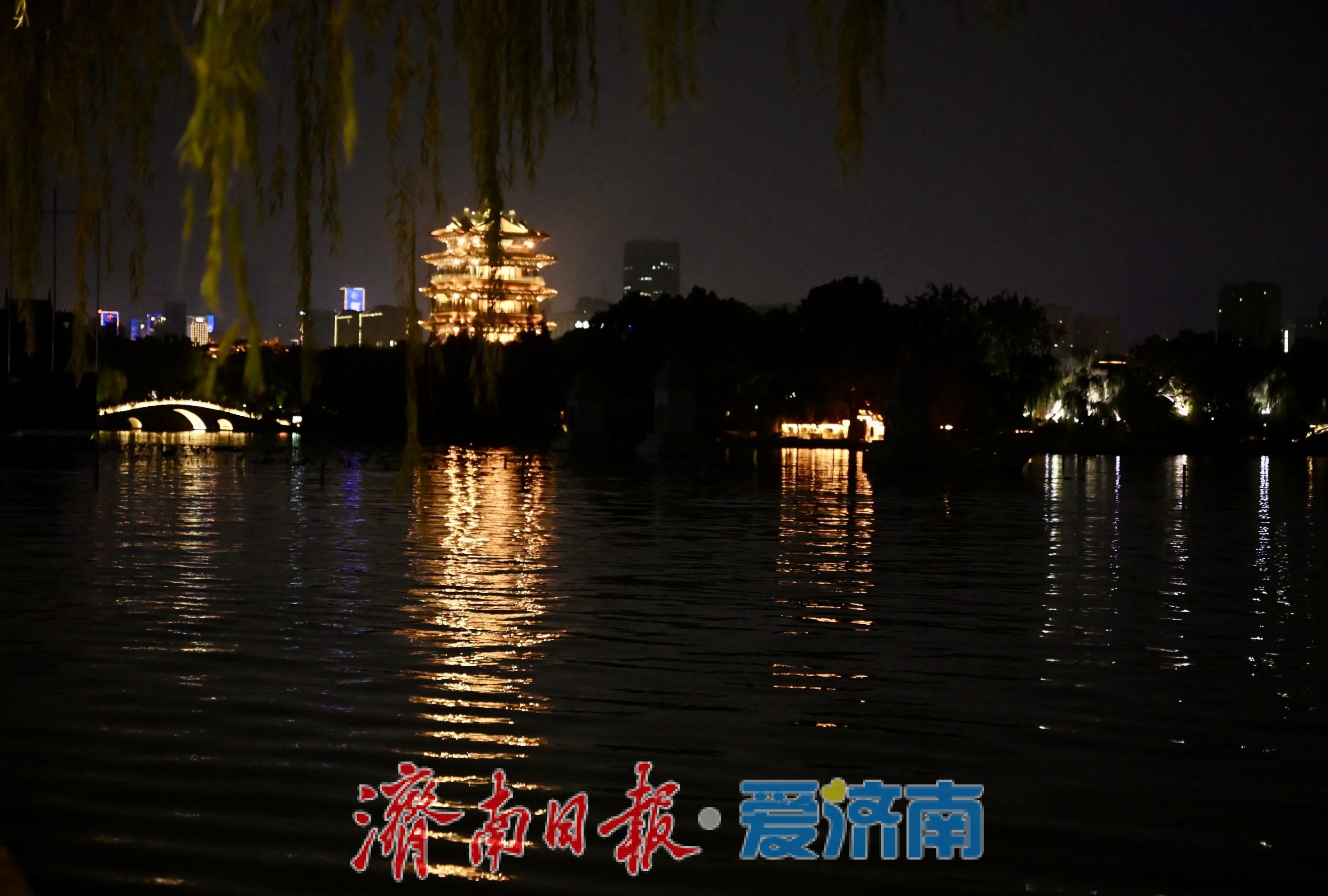 秋夜灯火映明湖 大明湖夜游热度不减