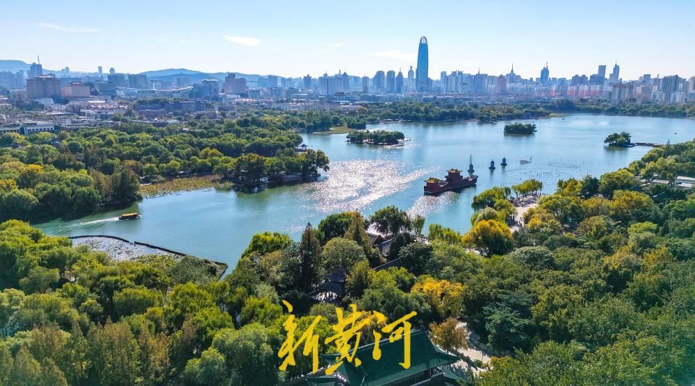 一场秋雨洗出“泉城蓝”，济南大明湖倒映斑斓秋色美如画