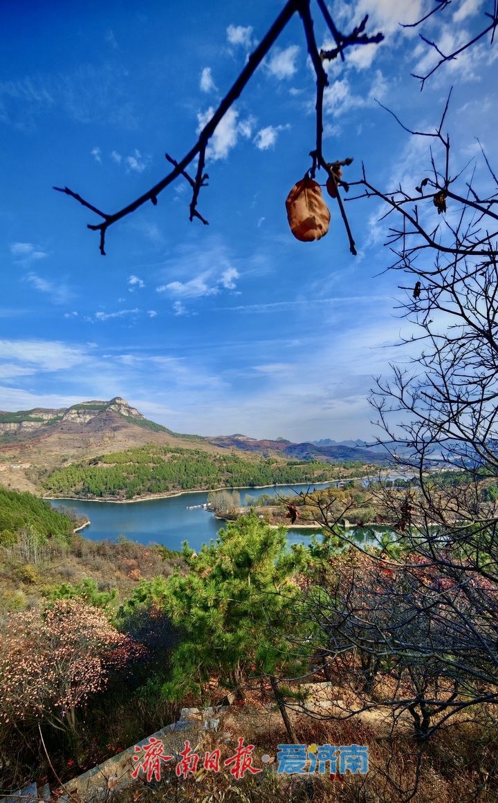 莲华胜境百丈崖秋光正好：蓝天碧水，满山染金