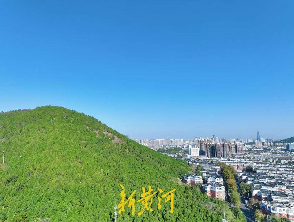 济南郎茂山满目青翠邂逅“泉城蓝”