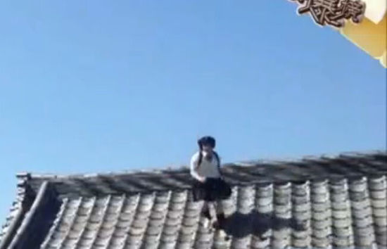 日本忍者<em>学生妹</em>拍摄<em>视频</em>大热 穿短袖飞檐走壁