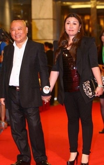 尽管郭德纲时常在主持节目时大胆向合作女星"示爱,但据说私下裏对