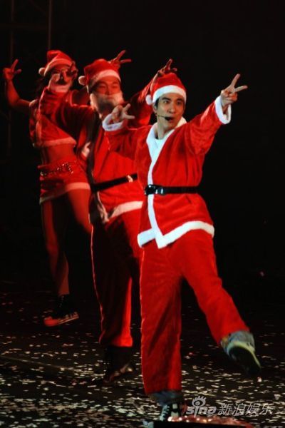 王力宏济南演唱会变圣诞老人 王力宏济南24日