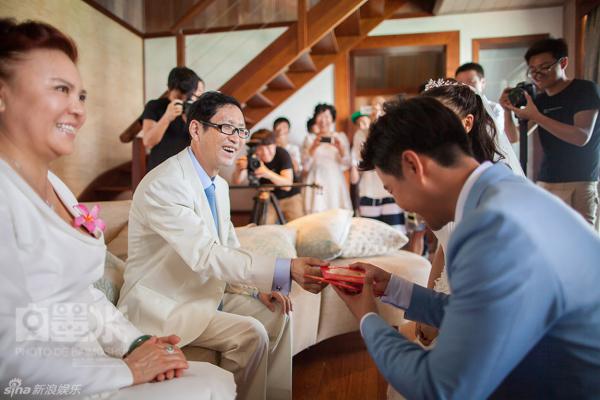 陈思诚佟丽娅婚礼花1500万 佟丽娅伴娘团待遇