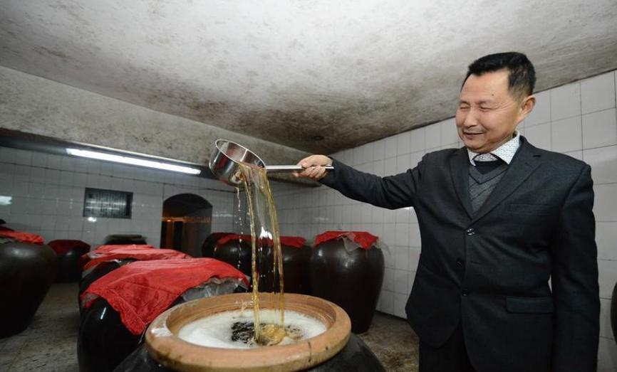 土豪豪宅<em>自挖</em>酒窖藏酒PK赛百味面包含鞋底成