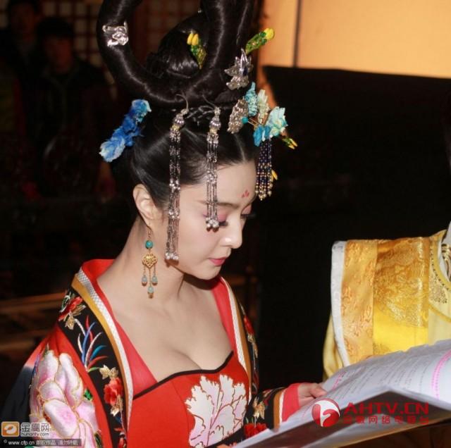 图:范冰冰版武则天性感<em>唐装</em>爆乳 盘点范爷惊艳