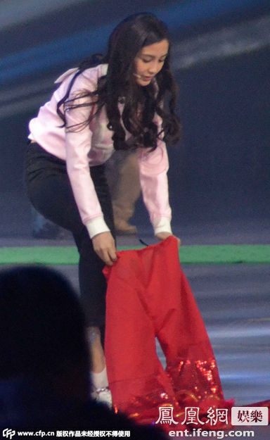 高清时刻:Angelababy当众穿裤 套狮子头卖萌