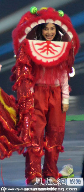 高清时刻:Angelababy当众穿裤 套狮子头卖萌