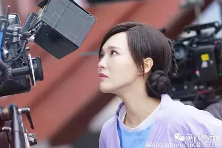 吴亦凡舍弃破洞牛仔裤唐嫣哭化眼妆 明星也扛