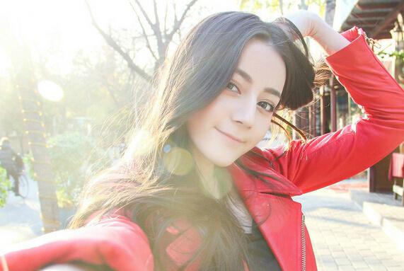 她是比唐嫣刘诗诗杨幂还美的女神经，范冰冰夸她像洋娃娃一样可爱