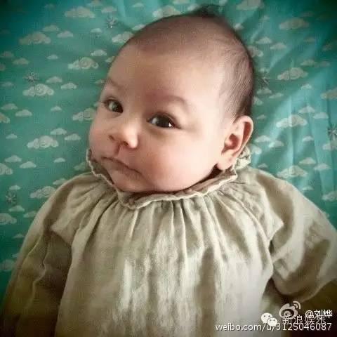 欧弟女儿鼻梁高小周周睫毛长被星二代婴儿照秒