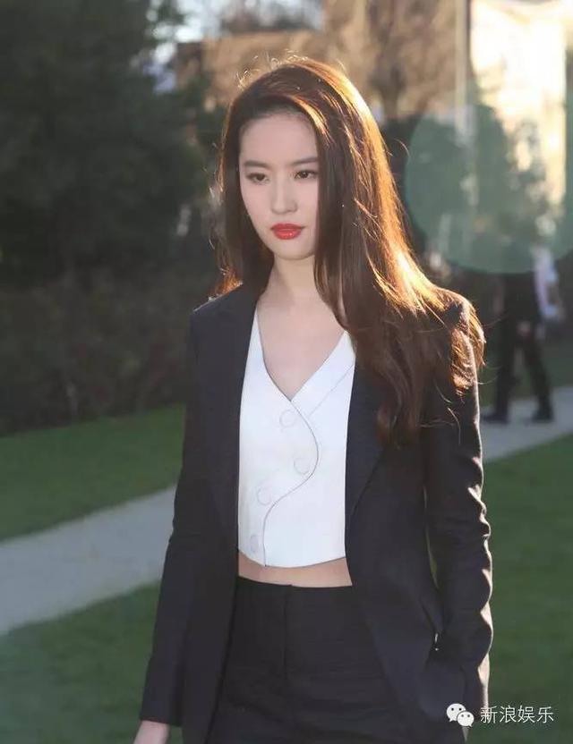 刘亦菲的衣品，赵丽颖的发际线，杨幂的身材...进化好了就是加分项！