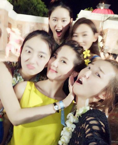 刘诗诗的伴娘团看着好舒服 这是谁总是一眼就