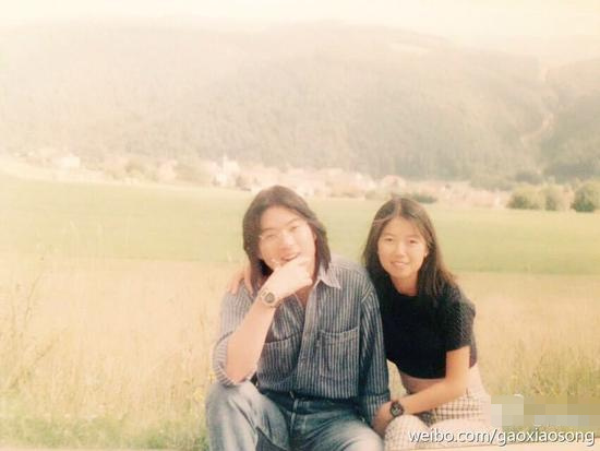 [视频]高晓松晒与妹妹旧照 似有恨光阴之意