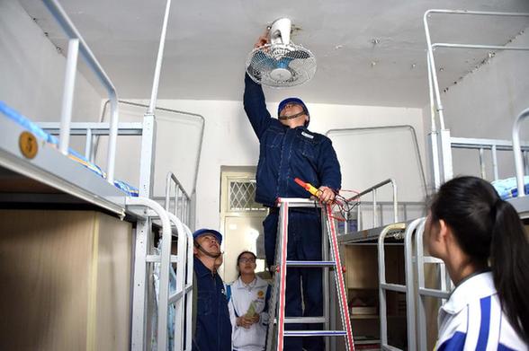 图:倪妮搬运三百斤大乌龟 萌喵秒变大力士