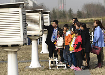 曝《平凡的世界》吕一唯美写真 优雅精致展文