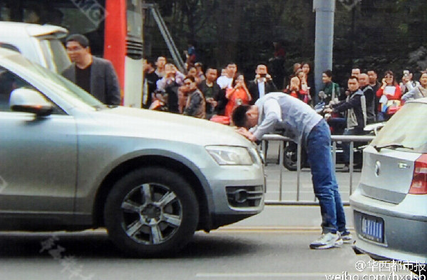 [<em>视频</em>]<em>短裙</em>女称遭人骚扰 男友掐同车乘客喉咙_