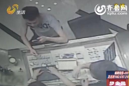 [<em>视频</em>]女司机错过绿灯挡道 奔驰男挥<em>拖鞋</em>追打_