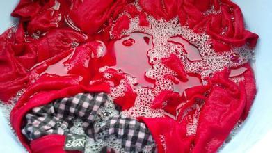 [视频]青岛:姑娘好心让座 手机被母女俩顺走