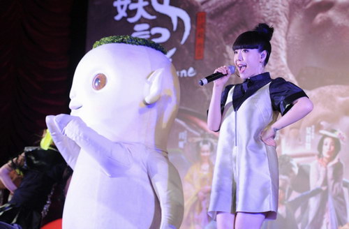 [<em>视频</em>]吴莫愁献唱捉妖记<em>片尾曲</em> 妖气本色不改_