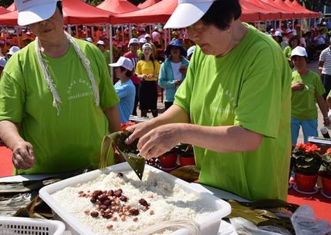 [视频]山东青岛:上演千人包粽子大赛