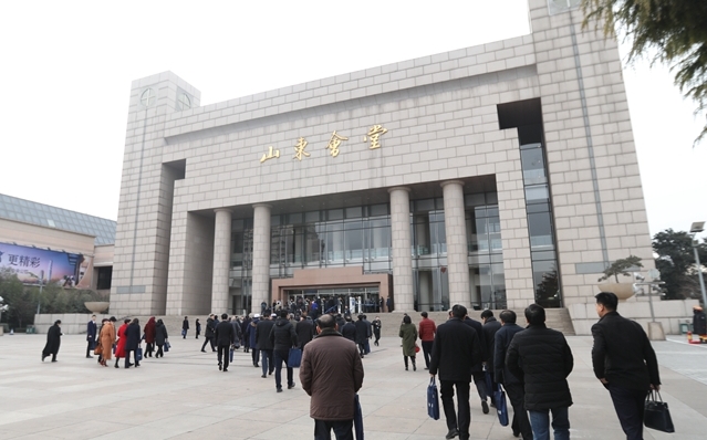 山東省十三屆人大一次會議開幕 代表委員入場