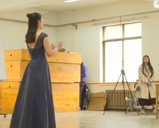 视频|大降温下穿纱裙 考生蛮拼的