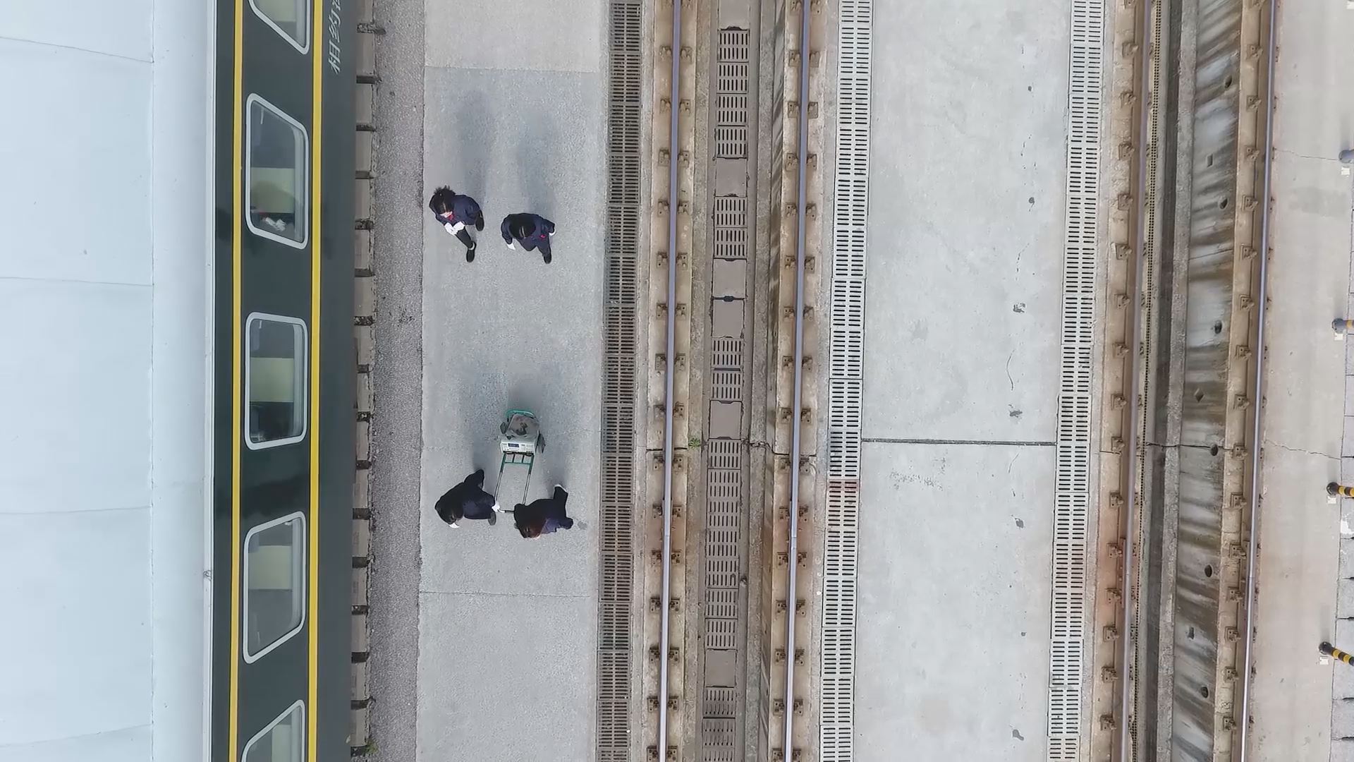 劳动者纪实：绿皮火车上的库检女汉子